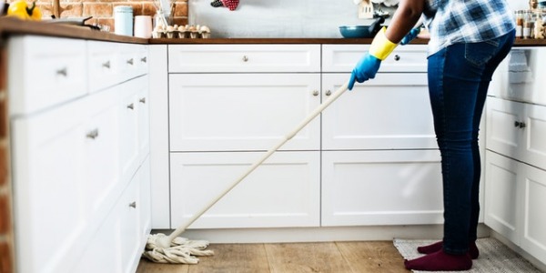 Jakie profesjonalne środki czystości wybrać do czyszczenia kuchni?