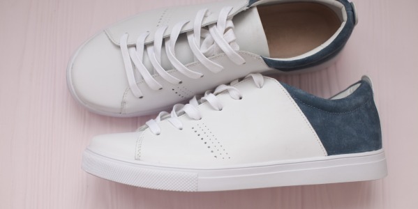 Sposoby na czyszczenie białych butów