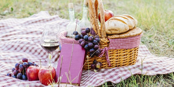 Piknik w majówkę – co jest potrzebne aby zorganizować posiłek w plenerze