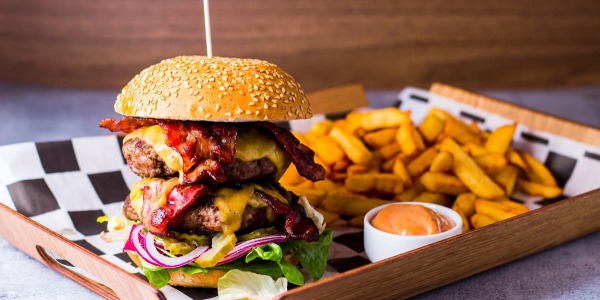 Jak zapakować burgera na wynos?