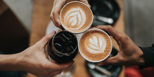 Kubki do kawy na wynos z nadrukiem – najlepsza promocja twojej firmy
