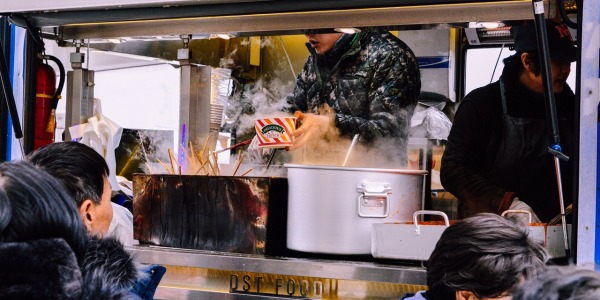 Wybór idealnych opakowań dla dania z food trucka - kompleksowy przewodnik
