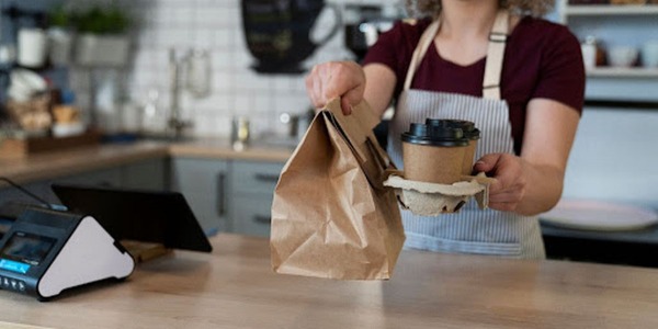 Opakowania dla restauracji i cateringu – jakie rozwiązania sprawdzą się najlepiej?